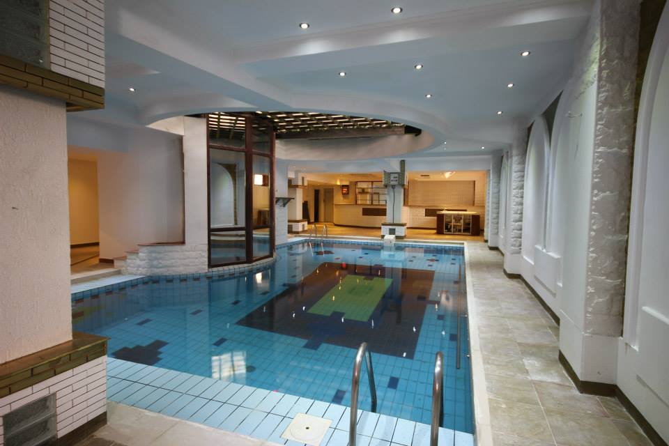 Valentina are acces si la o piscina luxoasa in interiorul complexului