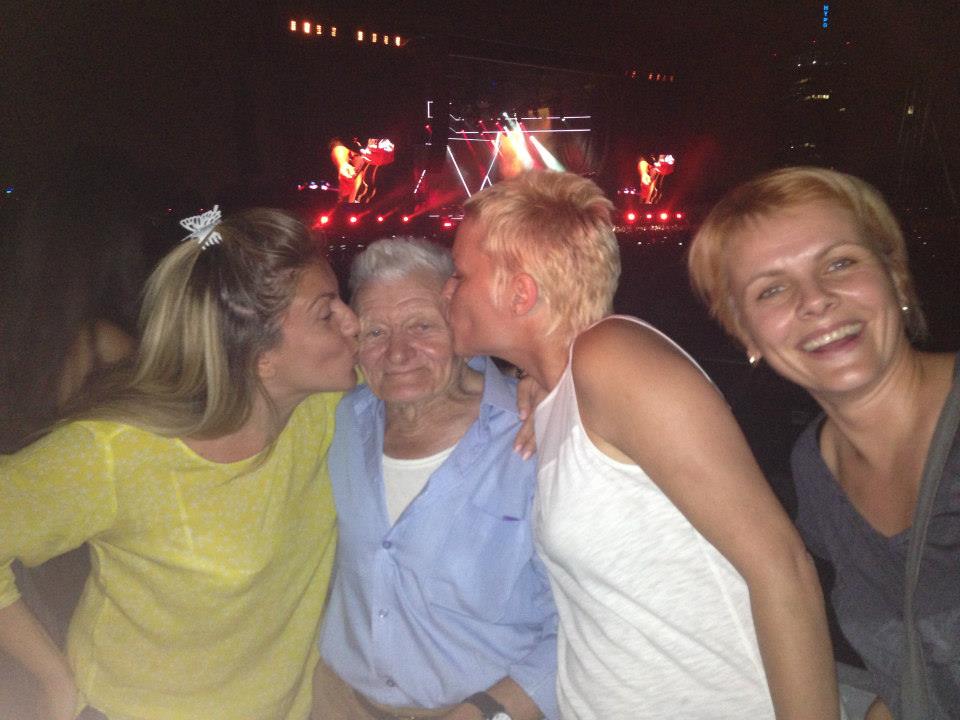 Sarboaicele s-au ingramadit sa se pozeze cu batranul