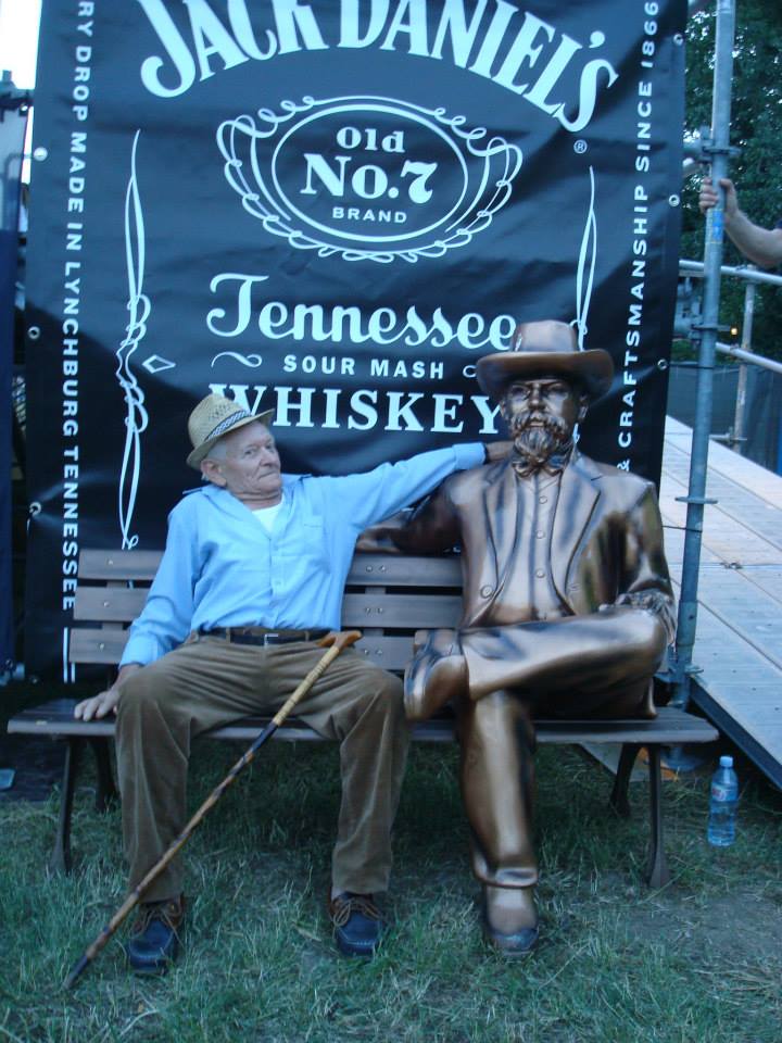 Nea Ion nu a rezistat tentatiei de a se fotografia langa un monument aparte...