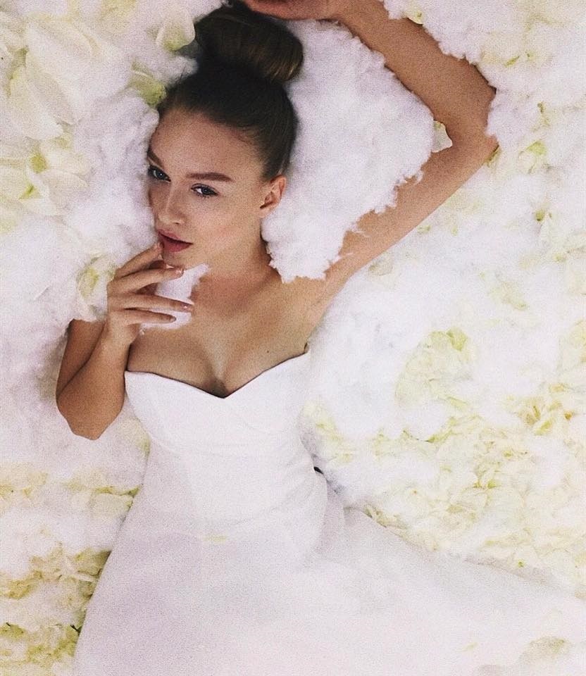 Gina Chirilă s-a pozat în rochie de mireasă