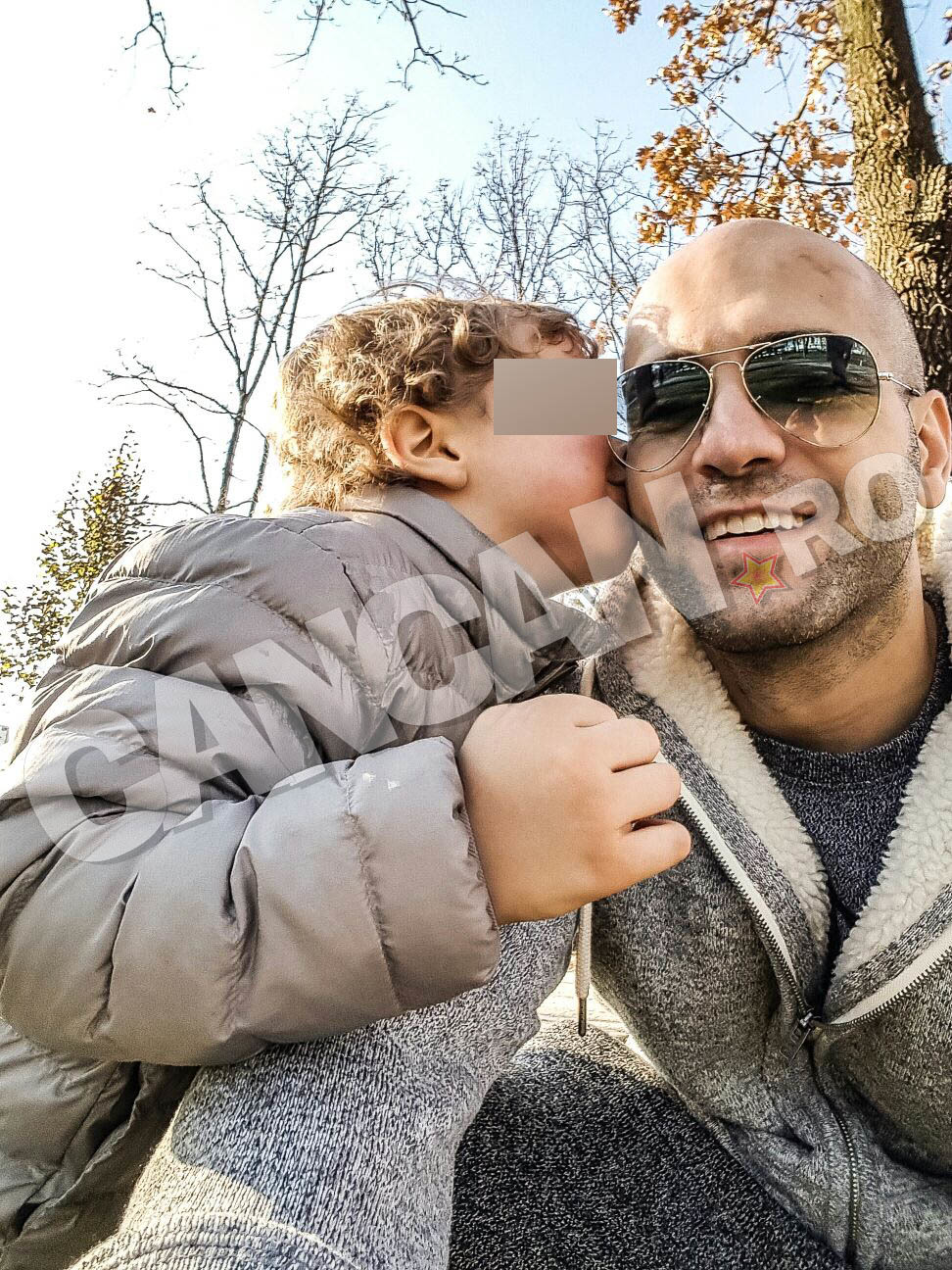 Micuţul în vârstă de doar trei anişori a fost crescut mai mult de tatăl lui, care îl adoră, precum şi de bunicii de la Moineşti, cei care s-au săturat să repare greşelile fiicei lor.