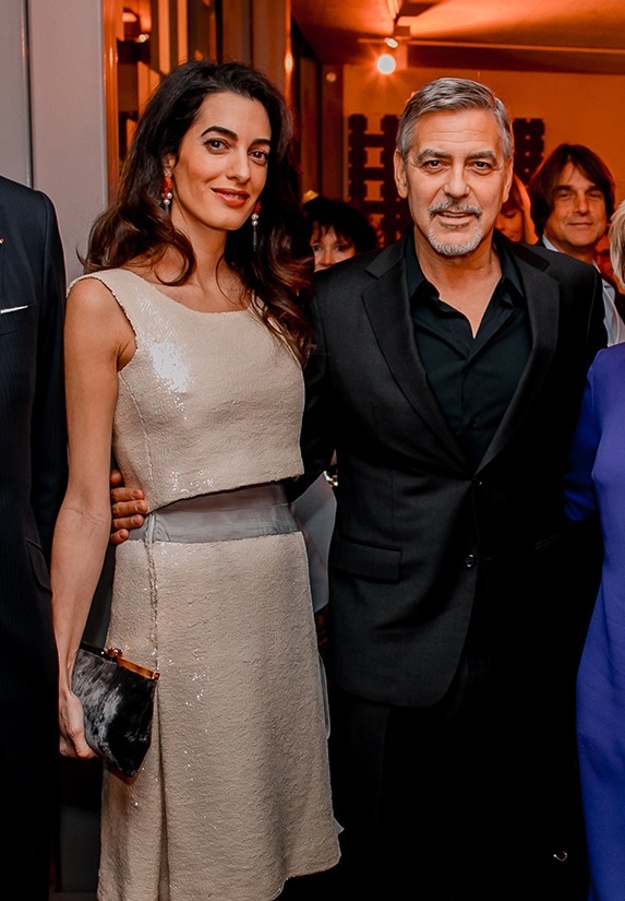 Amal Clooney a purtat o ţinută menită să îi ascundă burtica de gravidă, la începutul săptămânii