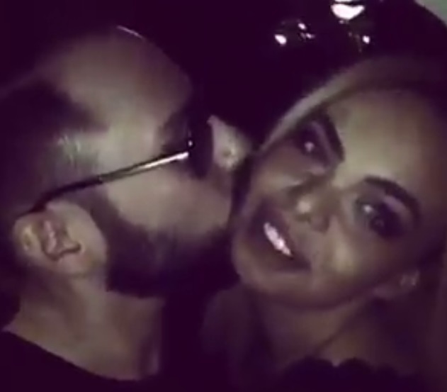 ”Regele fiţelor” o alintă şi o sărută cu tandreţe în văzul tuturor