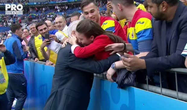 Anghel Iordănescu îşi îmbrăţişează fiica înainte de meciul cu Franţa de la EURO 2016