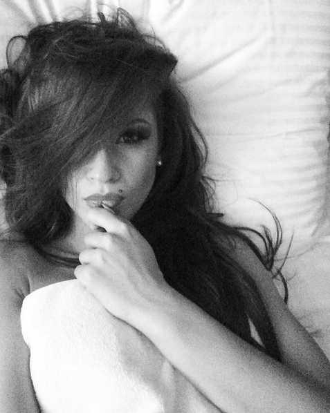 Ana Maria nu se fereşte să se pozeze în ipostaze sexy.