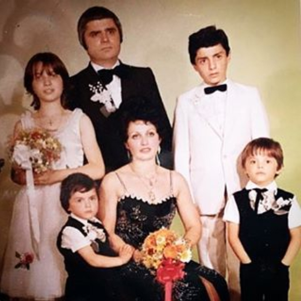 Pepe a publicat această poză cu mama sa în tinereţe, înconjurată de familie, de ziua acesteia