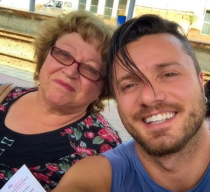 Tavi Clonda s-a pozat alături de mama lui.