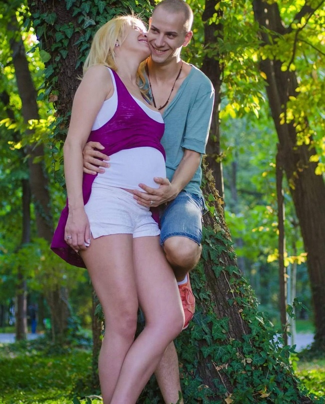 Blondina era gravidă în ultimul trimestru