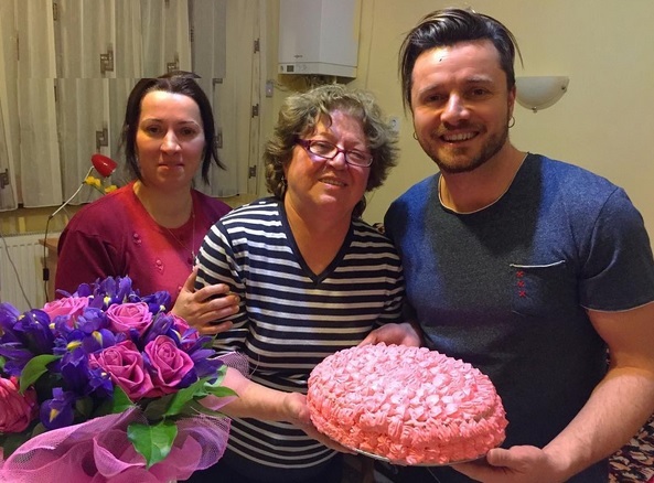 Tavi Clonda s-a pozat cu sora şi mama lui.