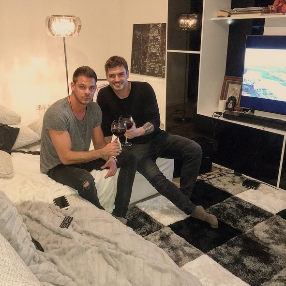 Toată lumea a crezut că acesta este fratele lui Bogdan Vlădău după apariţia imaginii pe Instagram