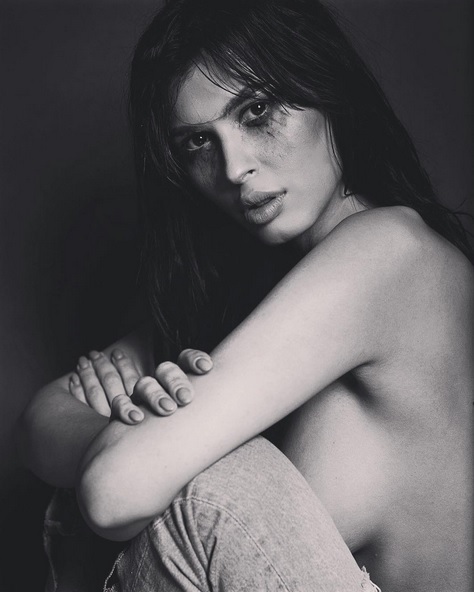 Mădălina s-a pozat fără sutien.