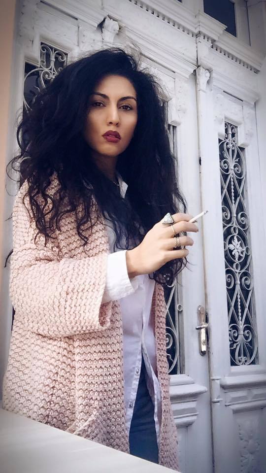 Doiniţa s-a pozat cu ţigara în mână.