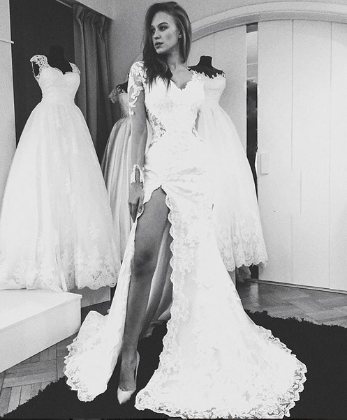 Gina şi-a ales o rochie creată în atelierul Biancăi Drăguşanu.