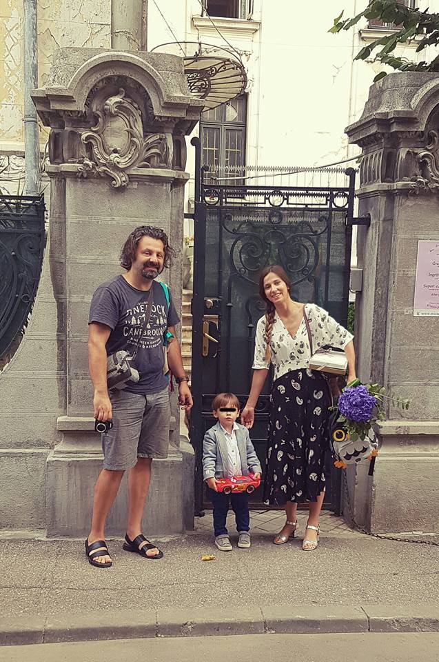 Fosta Abramburica s-a căsătorit în 2008 cu regizorul Radu Dragomir. Cei doi au un băieţel, pe Vlad (2 ani).