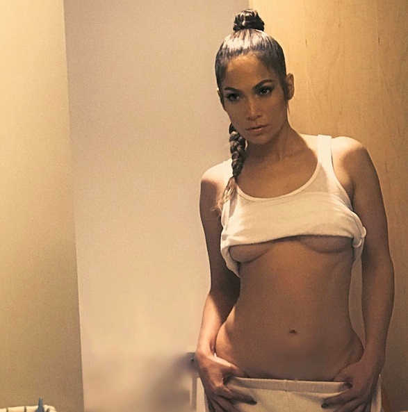 Jennifer Lopez şi-a etalat sânii în toată splendoarea