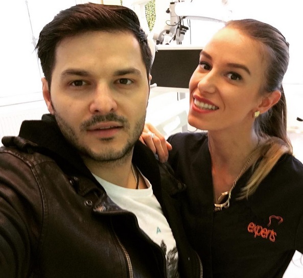 Liviu Vârciu alături de medicul stomatolog care are grijă de zâmbetul lui