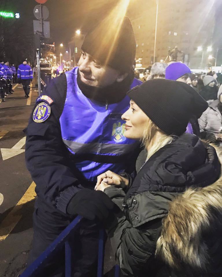 Delia a postat pe Facebook o imagine în care apare alături de un jandarm.