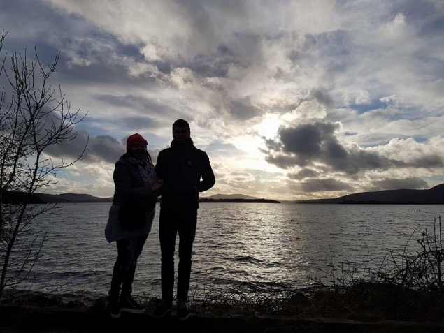 Oana Roman şi Marius Elisei într-un moment romantic în vacanţa din Scoţia (Sursa foto: Wowbiz)