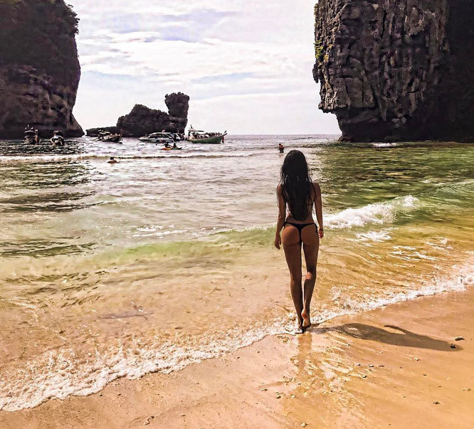 Elena Ionescu, prezenţă sexy pe malul mării