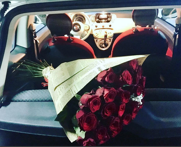 Buchetul de trandafiri a venit ”la pachet” cu o masină