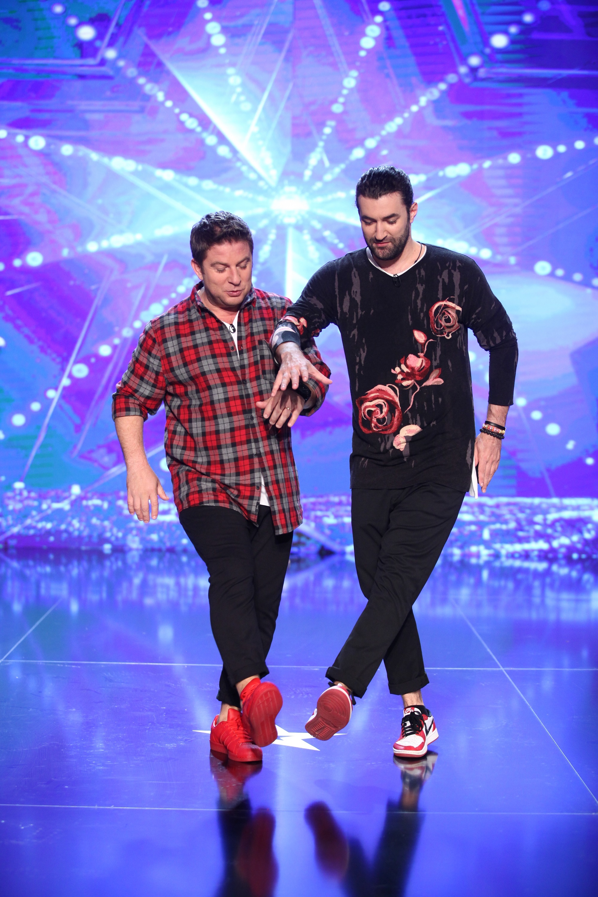 Smiley l-a învăţat breakdance pe colegul lui de platou, Pavel Bartoş