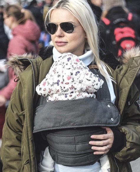 Jojo a mers la protestul mămicilor din faţa Guvernului împreună cu fiica de numai 3 săptămâni