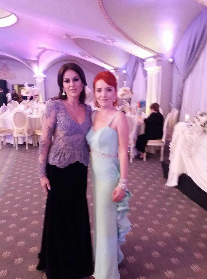 Izabela face eforturi pentru a putea zâmbi.