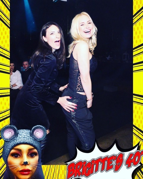 Vica s-a lăsat pipăită de o amică la fel de glumeaţă!