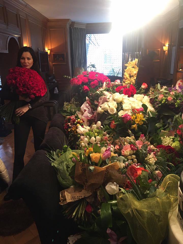 Brigitte Sfăt, coleşită de florile primite de ziua ei