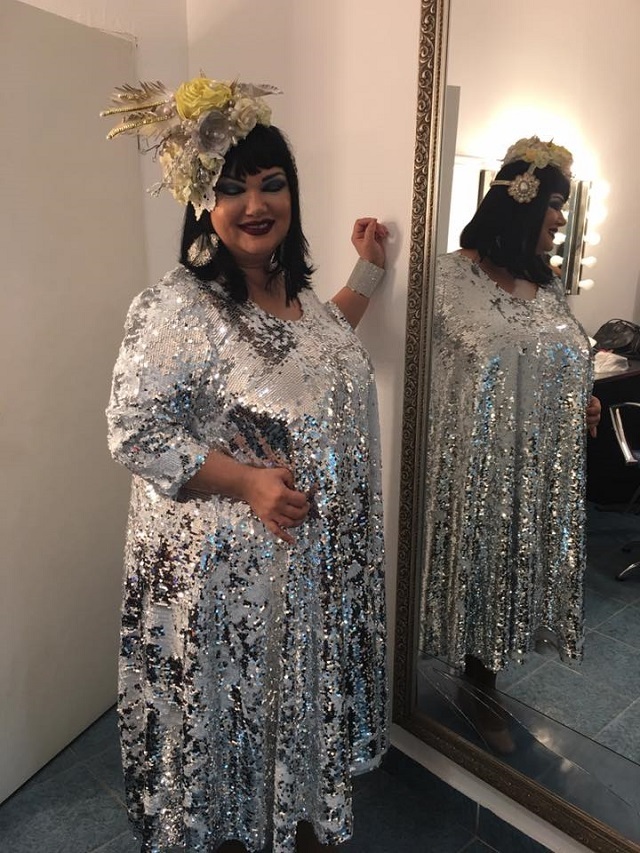 Ozana pare să fie îmbrăcată în staniol