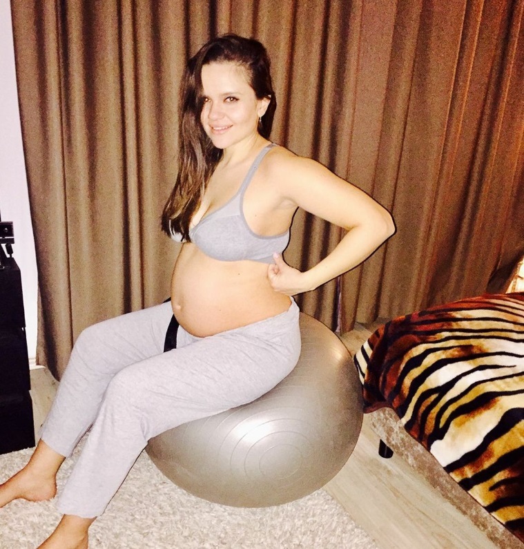 Cristina Şişcanu a renunţat la bluză pentru a-şi etala burta de gravidă