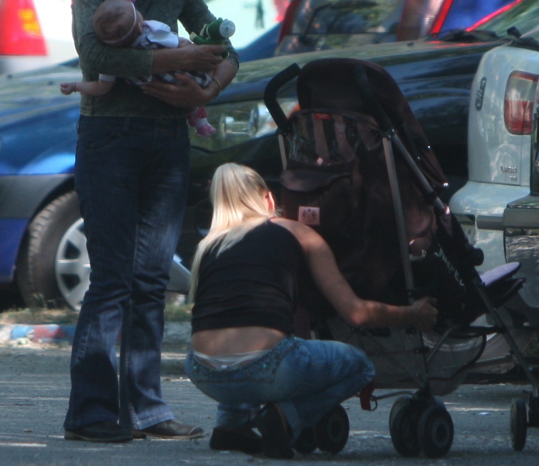 Andreea Antonescu a fost atât de concentrată la căruciorul fetiţei încât a ignorat complet că pantalonii i-au lăsat la vedere posteriorul