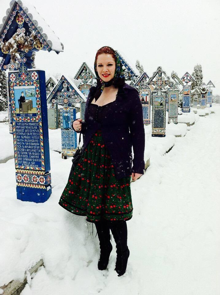 Oana Lis a ieşit la plimbare în Cimitirul Vesel de la Săpânţa
