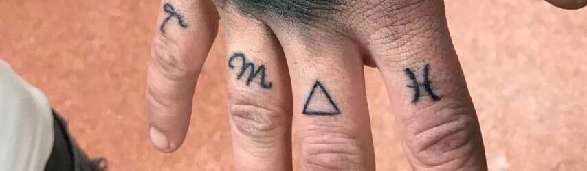 Tudor Aposteanu şi-a tatuat iniţiala sa şi pe cea a iubitei lui, Maria