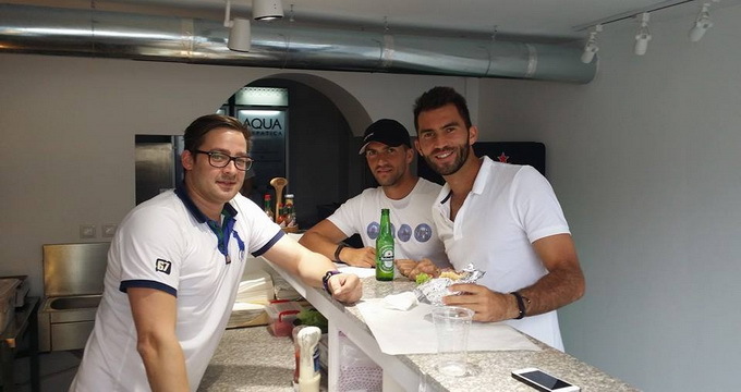 Tudor Aposteanu la restaurantul său, împreună cu tenismenul Horia Tecău (primul din dreapta)