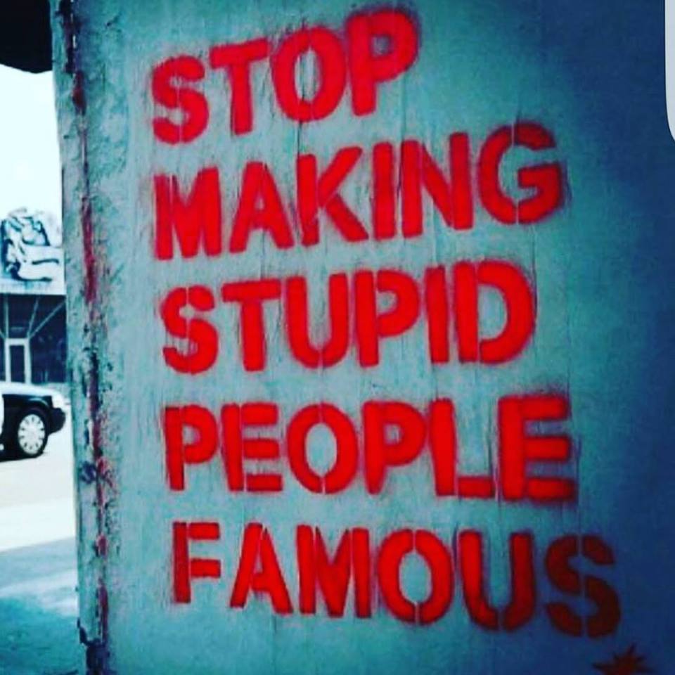 Lora a postat această poză pe Facebook, după ce Dan Badea a recunoscut că artista l-a înşelat