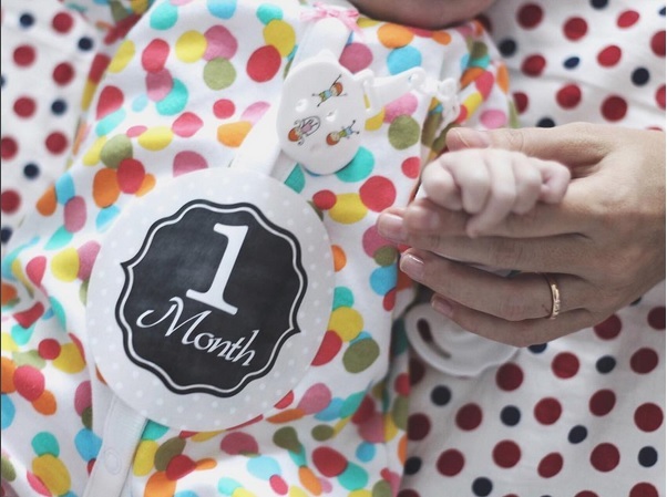 Micuţa Zora a împlinit o lună, iar părinţii ei sunt extrem de fericiţi!