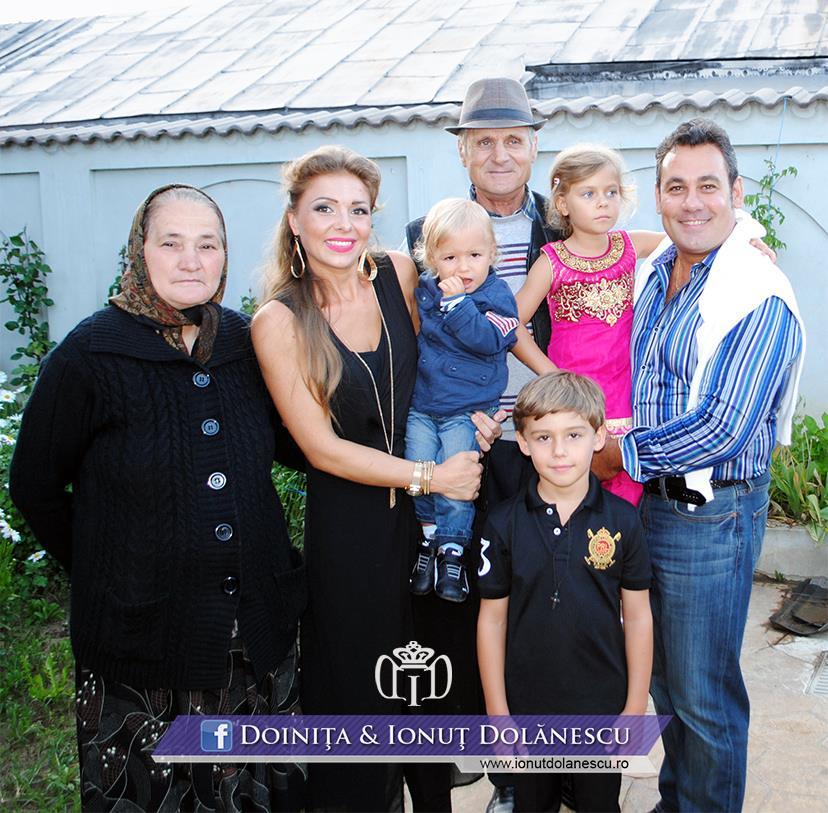 Ionuţ Dolănescu este extrem de fericit alături de frumoasa lui soţie şi de cei trei copilaşi.