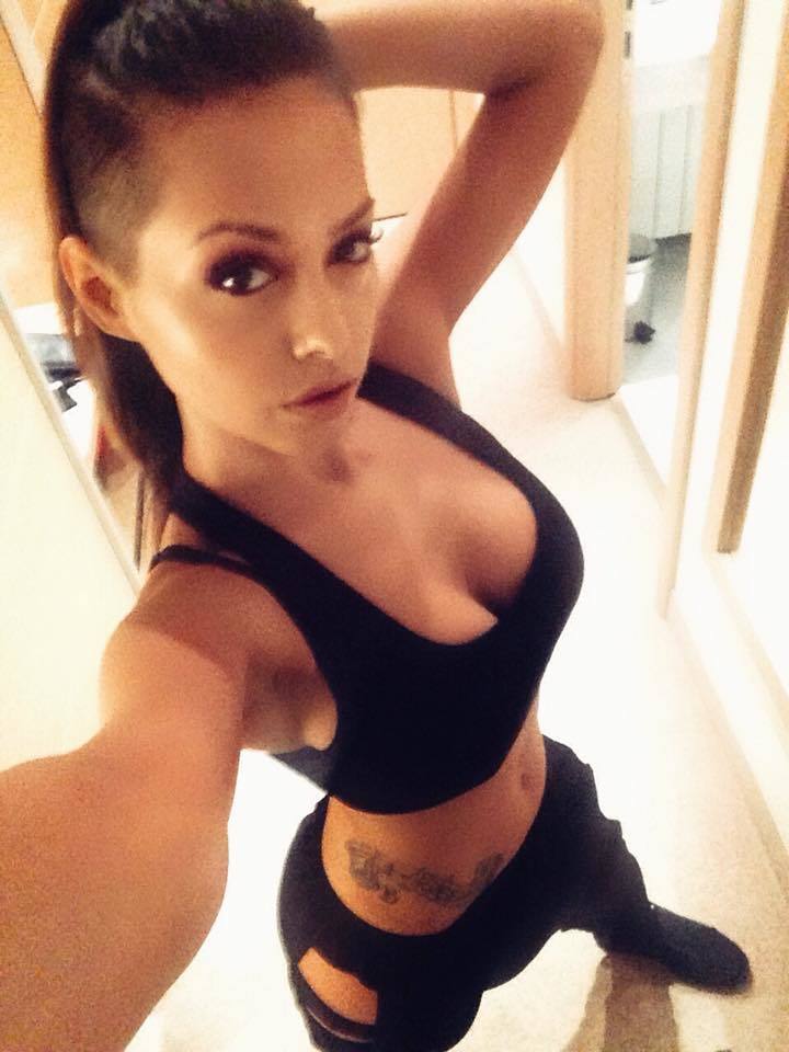 Lariss uimeşte fanii cu vocea şi fizicul ei