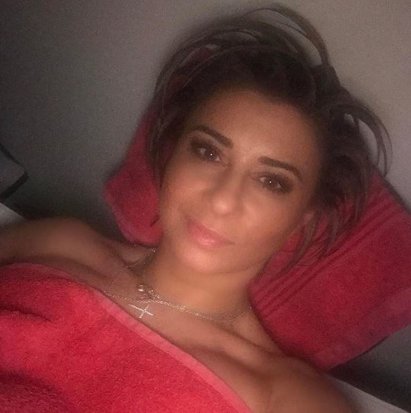 Ana Maria Prodan s-a pozat într-un mod sexy, doar c-un prosop pe ea