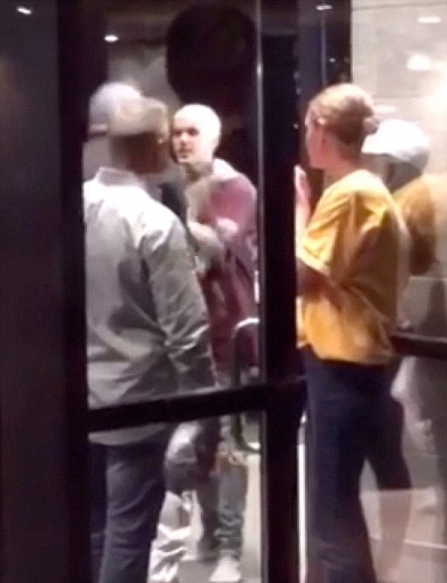 Bieber l-a atacat pe bărbat într-un hotel