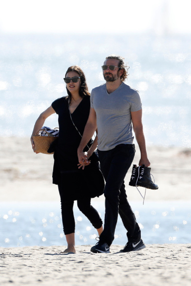 Irina Shayk şi Bradley Cooper, picnic romantic pe malul mării

sursă foto: etonline