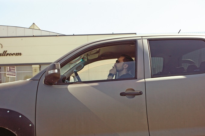 Dani Oţil fumează la volan