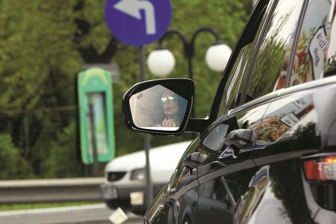 Mihaela Rădulescu fumează la volan