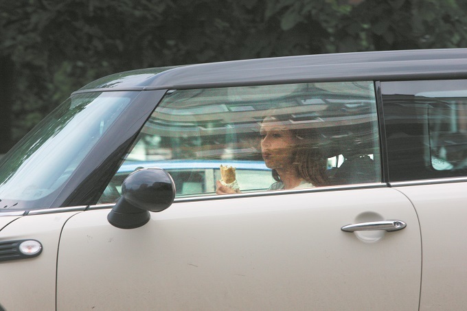 Denisa de la Bambi mănâncă saorma la volan