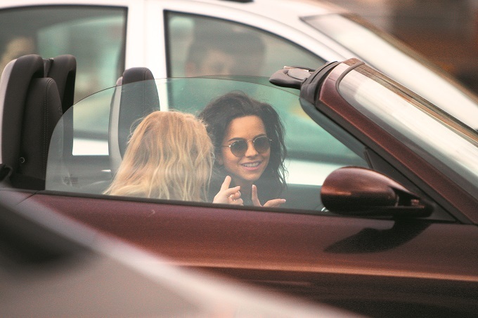 Inna dansează în maşină