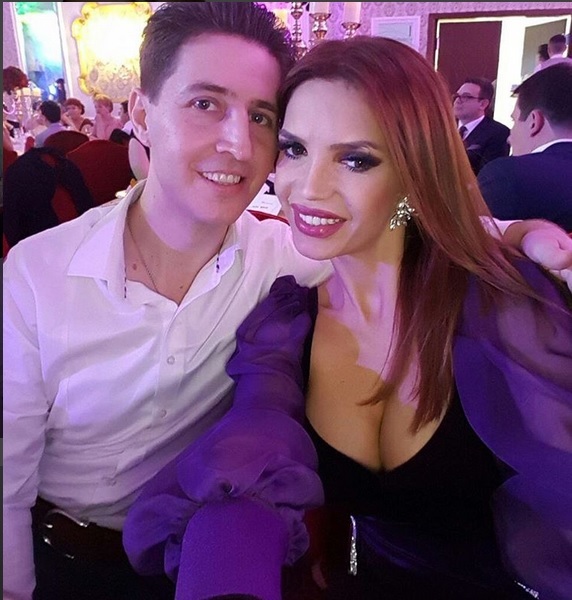 Cristina şi bărbatul misterios par să fie foarte apropiaţi.