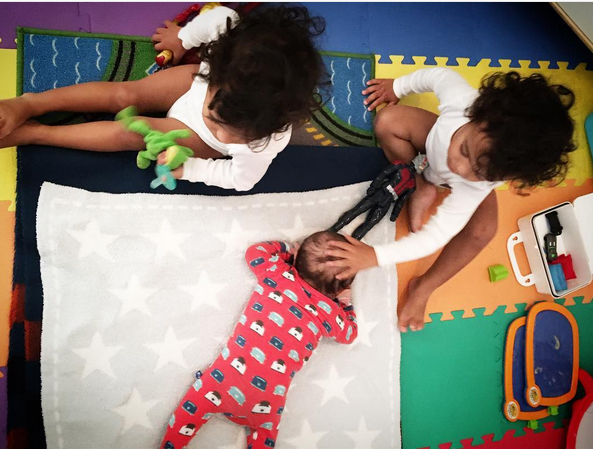 Gemenii lui Zoe Saldana l-au întâmpinat pe noul lor frăţior