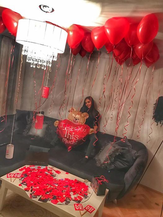 Nici de Ziua Îndrăgostiţilor nu s-a lăsat mai prejos, mai ales că are constant obiceiul să îi ofere iubitei lui un număr incredibil de flori, ca semn al dragostei pe care i-o poartă.