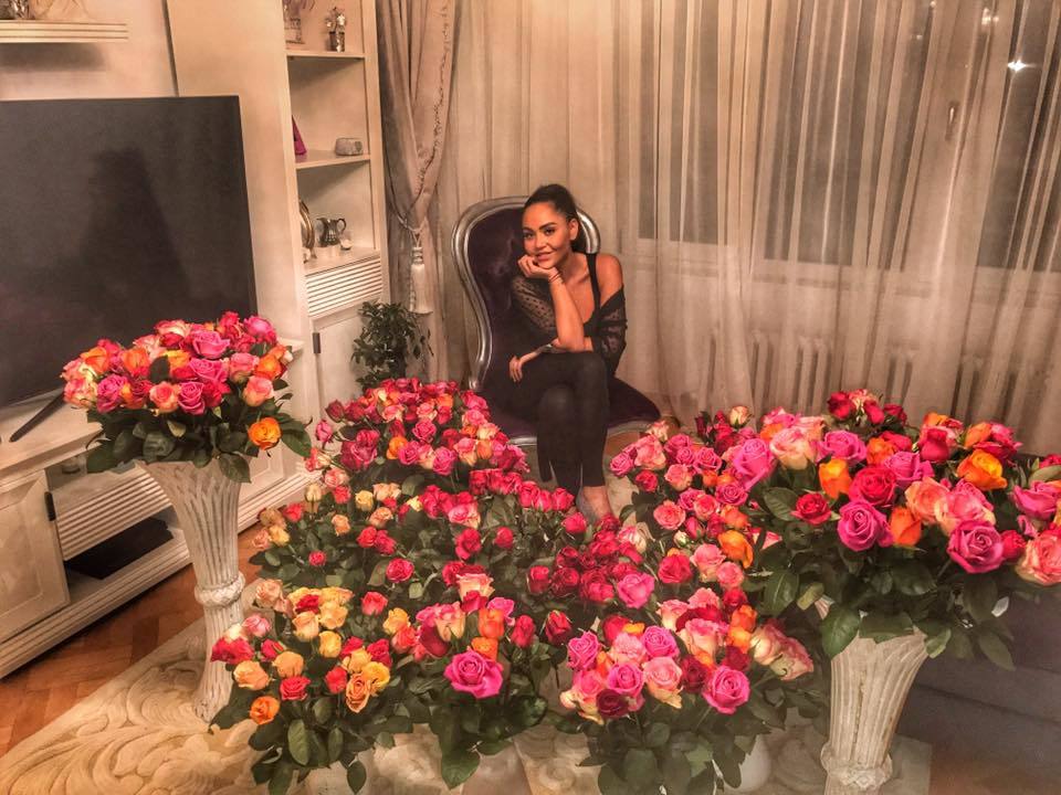 La aniversare a un an de relaţie, Mihai a surprins-o pe Iasmina cu 365 de trandafiri!